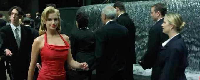 Hình ảnh người phụ nữ mặc váy đỏ trong phim The Matrix