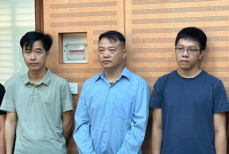 Shark Bình và các đồng phạm tại trụ sở công an - Ảnh: Công an Hà Nội