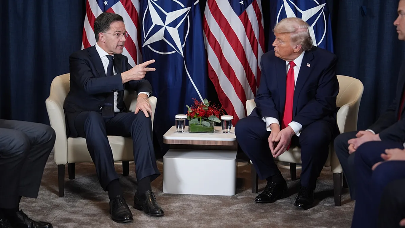 Tổng thư ký NATO Mark Rutte và Tổng thống Mỹ Donald Trump tại Davos 2026